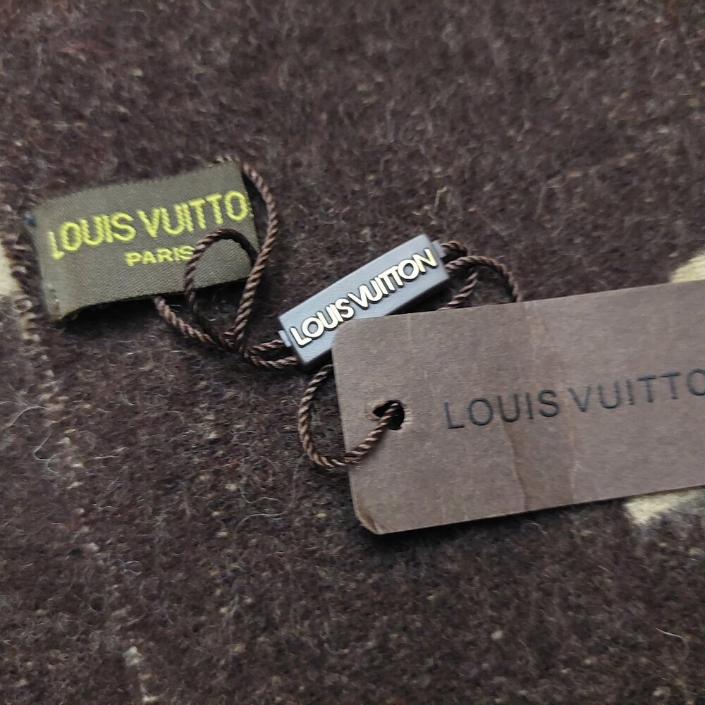 SOLD OUT LOUIS VUITTON Reykjavik Dark Brown & Tan Reversible Scarf Shawl VWT - Picture 14 of 14